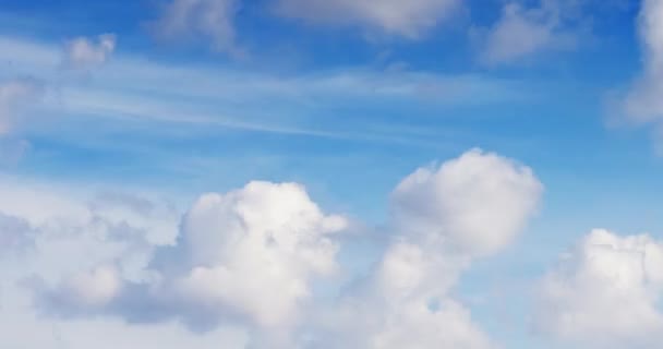 Puffy cumulus clouds moving fast across the sky — Stock video