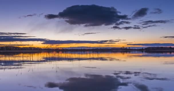 Тихая вода у озера в вечернее время — стоковое видео