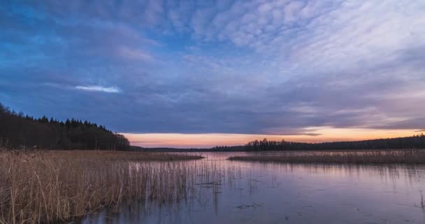 夕阳西下的黄昏掠过自然冰封的湖面，平静的景色 — 图库视频影像