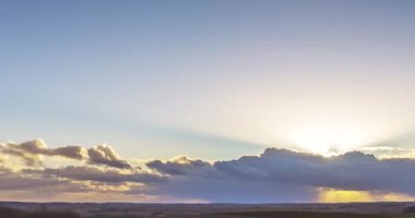 Gökyüzünde hareket eden güneş ışınları