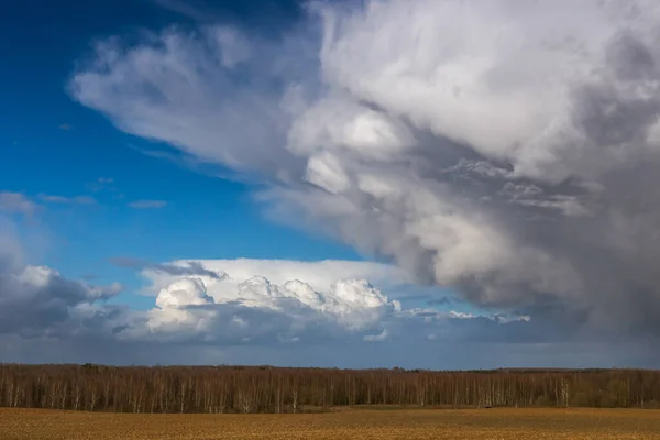 Şiddetli fırtına bulutlarında Mammatus bulut oluşumları — Stok fotoğraf