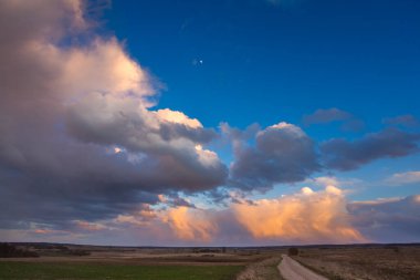 Günbatımında kümülonimbus kırmızı fırtına bulutları, güzel manzara
