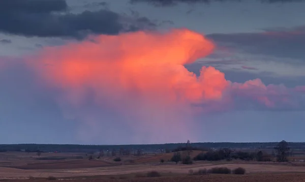 Cumulonimbus czerwone chmury burzy o zachodzie słońca, piękny krajobraz — Zdjęcie stockowe