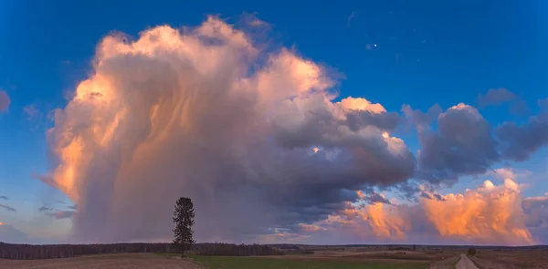 Cumulonimbus rote Gewitterwolken bei Sonnenuntergang, schöne Landschaft — Stockfoto