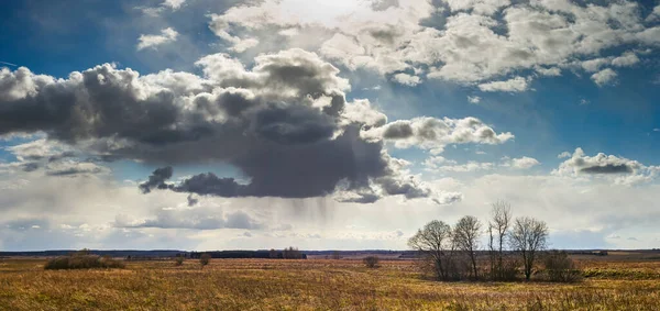 Кучевое облако с полосами дождя на закате, красивый пейзаж — стоковое фото