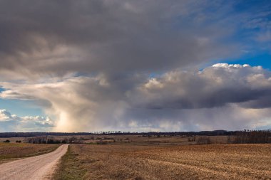 Günbatımında kar çizgileri olan kümülonimbus yolu, güzel manzara
