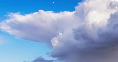 Kabarık kümülüs bulutları gökyüzünde hızla hareket ediyor.