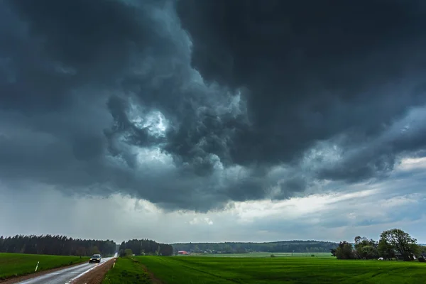 Storm wolken met plank wolkenbasis en intense regen — Stockfoto