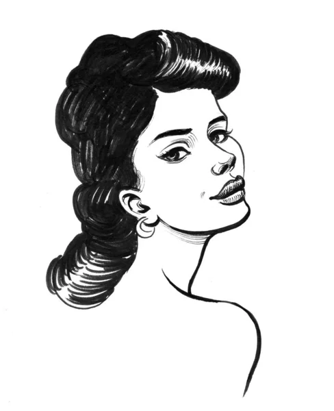 漂亮的女人 一头卷曲的发型 墨水黑白画 — 图库照片