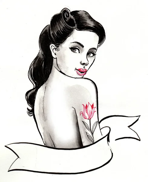 Mujer Bonita Con Tatuaje Flores Hombro Dibujo Blanco Negro Tinta — Foto de Stock