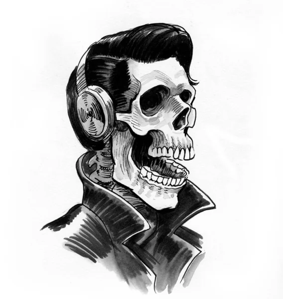 耳机里的骷髅墨水黑白画 — 图库照片