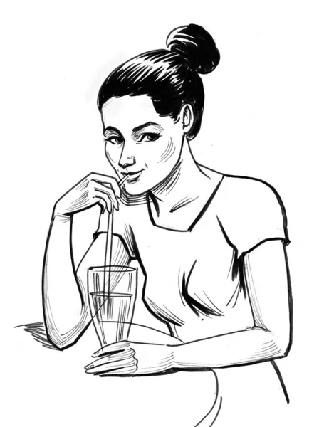 漂亮的女人用吸管喝饮料 墨水黑白画 — 图库照片