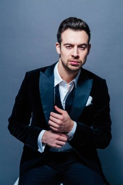 Kamera, papyon, geri düz studio arka planı arıyorum genç yakışıklı bir adam bir takım, portresi.