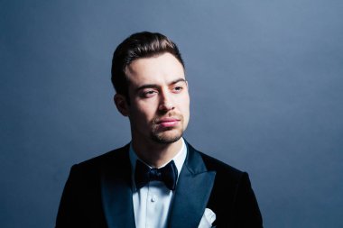 Bir takım, dramatik ciddi bir genç yakışıklı adam portresi aydınlatma, düz studio arka planı