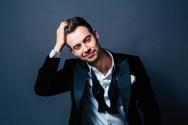 Gülümseyen ve kamera, kravat ve gömlek düğmeleri geri arıyorum genç yakışıklı bir adam bir takım, siyah beyaz portre.