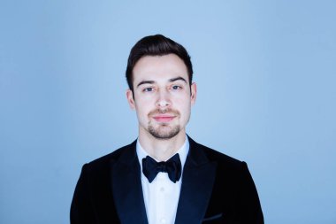 Kamera düz studio arka plan bakmak genç yakışıklı bir adam bir takım, portresi.