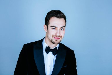 Kamerayı düz studio arka plan bakarak bir takım genç yakışıklı bir adam portresi.