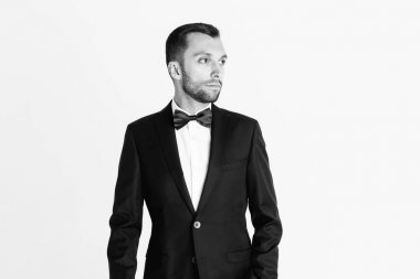 Siyah takım elbise ve kravat şık genç adam