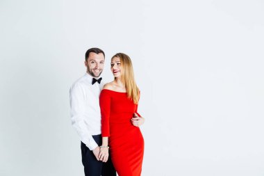 Şık genç çift portresi, Kırmızı elbiseli güzel kadın ve 