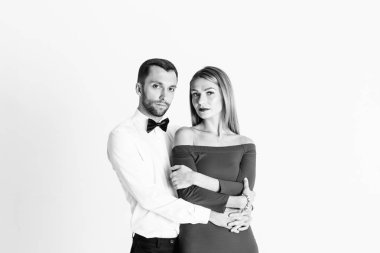 Şık genç çift portresi, Kırmızı elbiseli güzel kadın ve 