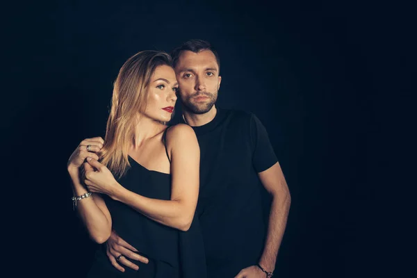 Şık genç çift, güzel kadın ve yakışıklı bir adam portresi