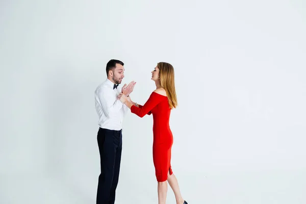 Porträtt av snygga unga par, vacker kvinna argumentera med mannen — Stockfoto