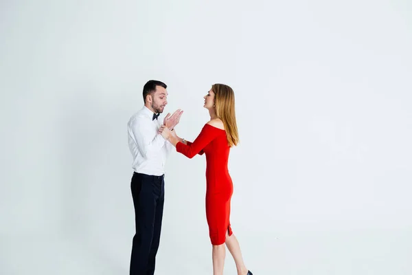 Portret van stijlvolle jong koppel, mooie vrouw ruzie met man — Stockfoto