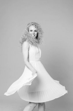 Işık elbise giyen bir çok kıvırcık sarışın kadın portresi