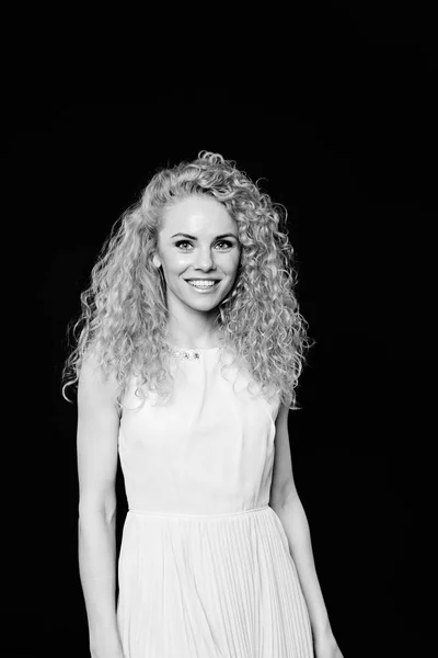 एक सुंदर curly सुनहरे बालों वाली लड़की का चित्र, प्रकाश पोशाक पहने हुए — स्टॉक फ़ोटो, इमेज