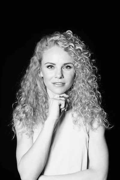 एक सुंदर curly सुनहरे बालों वाली महिला का चित्र, प्रकाश पोशाक पहने हुए — स्टॉक फ़ोटो, इमेज