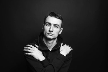 Siyah ve beyaz siyah kazak genç bir adam portresi