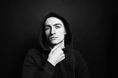 Siyah ve beyaz siyah kazak genç bir adam portresi