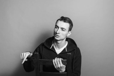 Siyah ve beyaz siyah kazak genç bir adam portresi