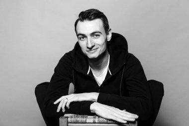 Siyah ve beyaz siyah kazak genç bir adam portresi