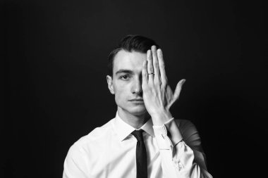 Bir beyaz gömlek ve siyah kravat, el cov genç bir adam portresi