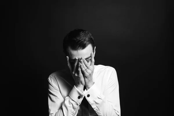 Beyaz gömlekli, genç bir adam portresi Eller başının üstüne