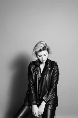Ne yazık ki, düz studio arka planı arıyorum siyah bisikletçinin ceket giyen bir güzel sarışın kadın, portresi kapatın