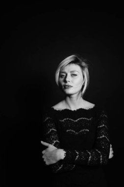 Kamerayı düz studio arka plan bakarak bir siyah dantel elbise genç bir kadın portresi kapatın