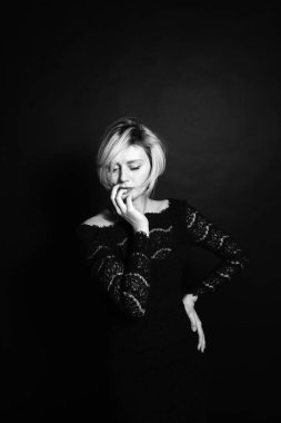 Dantel elbise, düz studio arka planı arıyorum genç bir kadın portresi kapatın