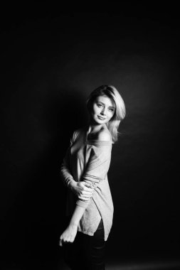 Yarım tur kamera düz studio arka plan karşı duran genç bir kadın portresi kapatın