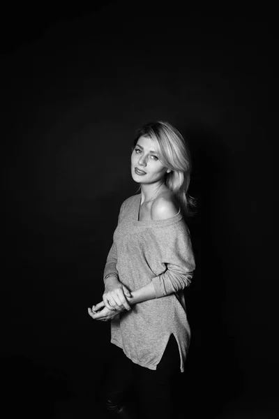 クローズ アップ カメラ プレーン スタジオ背景に半回転を立っている若い女性の肖像画 — ストック写真