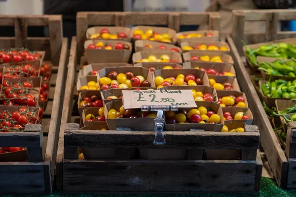 Třešňová rajčata v prodeji — Stock fotografie