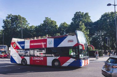 Londra 'da bir caddede çift katlı bir otobüs aç.
