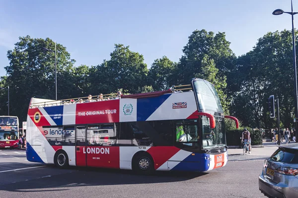 Londra 'da bir caddede çift katlı bir otobüs aç.