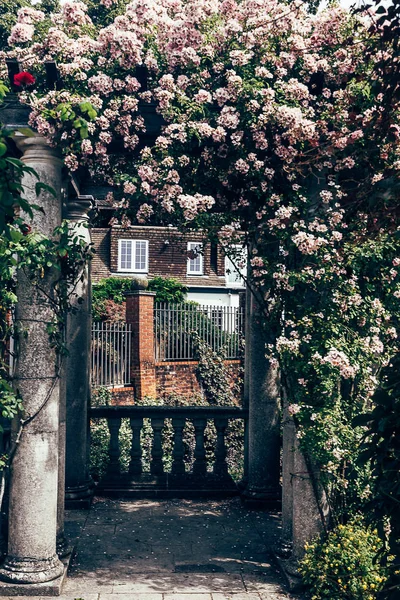 Pergola en The Inverforth House in Golders Hill Park, Golders G — Stockfoto