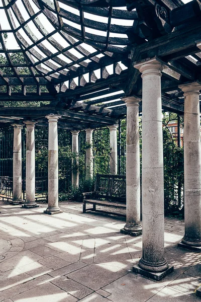 The Hill Garden 'da Pergola, Hampstead ve Golders Green arasında.,