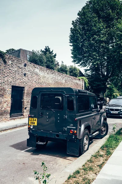 Land Rover Defender diparkir di jalan London — Stok Foto