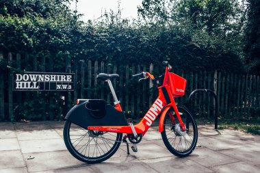 Londra, Camden 'da bir sokakta limansız elektrikli bisiklet.