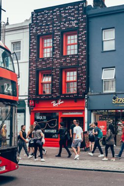 Camden High Caddesi 'ndeki Ray-Ban mağazası, Londra, Camden Town.