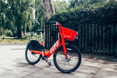 Londra, Camden 'da bir sokakta limansız elektrikli bisiklet.
